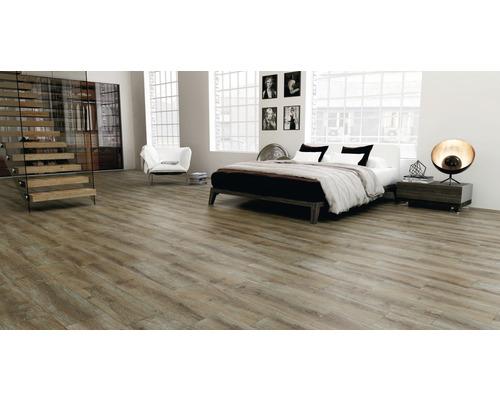 Lichte, ruime slaapkamer met houten vloer, bed, trap en stoel