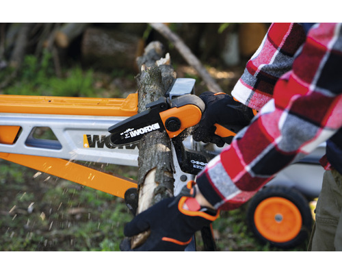 Een persoon zaagt een tak met een WORX accukettingzaag op een zaagbok.