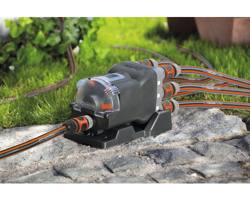 Gardena Waterverdeler Automatic met irrigatieslangen op stenen vloer