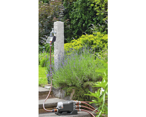 Automatische tuinbesproeiing met besproeiingscomputer en verdeler