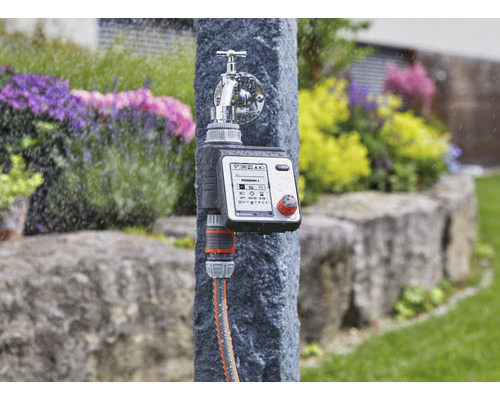 Gardena besproeiingscomputer op waterkraan met slangaansluiting in de tuin