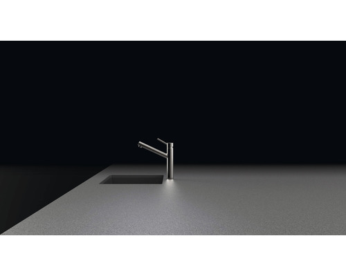 Keukenkraan op een aanrechtblad naast een gootsteen