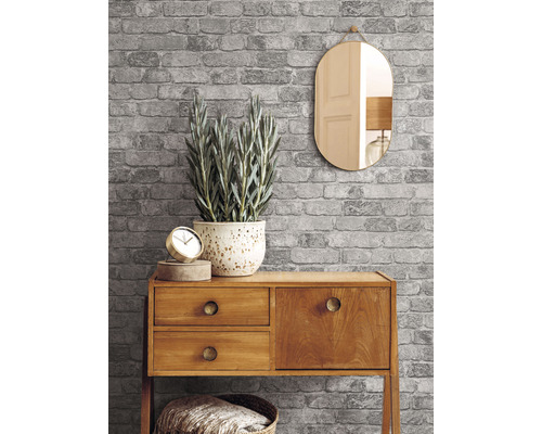 Grijze bakstenen behang met dressoir, spiegel en decoratie