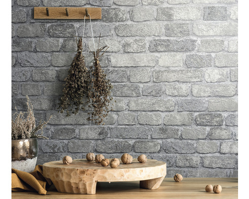 Decoratief behang met steenlook, houten plank en walnoten op een houten tafel