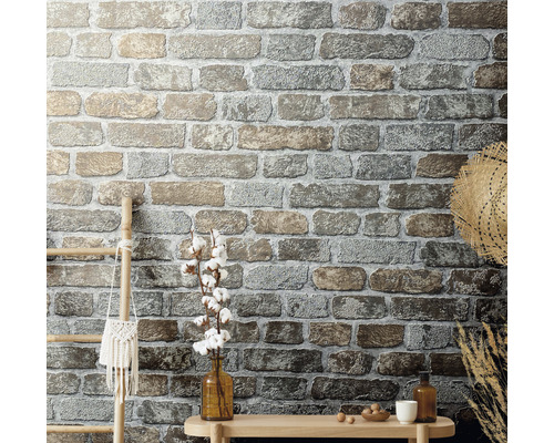 Woonkamer met behang in metselwerklook, ladder en decoraties