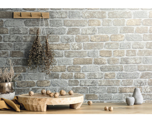 Wanddecoratie met steenlook, houten plank, decoratie en noten op houten tafel