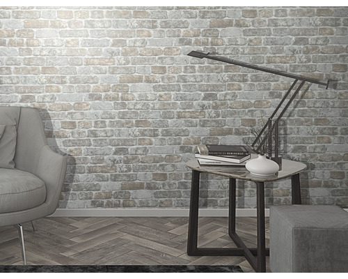 Woonkamer met bakstenen behang, fauteuil, bijzettafel en lamp