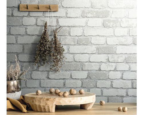 Decoratieve stenen muur met houten elementen en accessoires