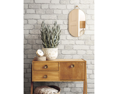 Decoratieve kamer met bakstenen behang, spiegel en ladekast