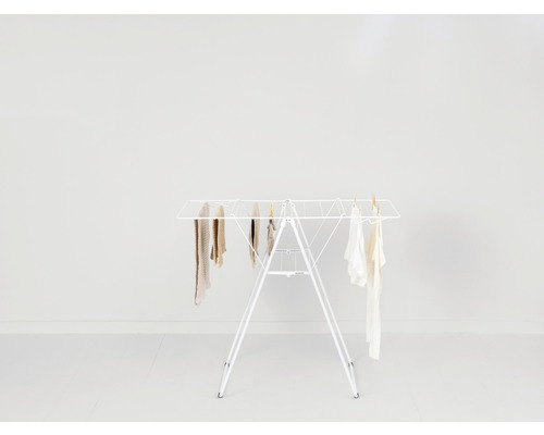 Droogrek met wasgoed in de kamer