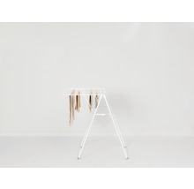 Wasrek met hangende textielproducten