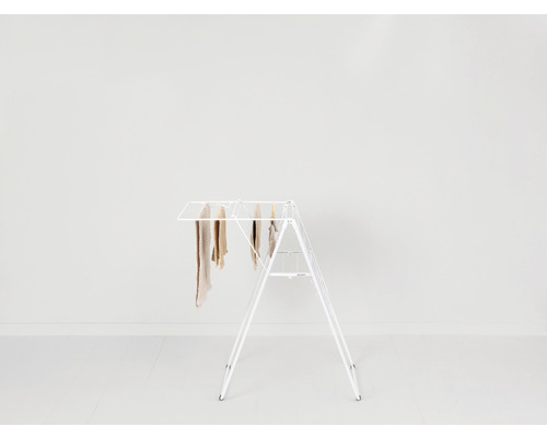 Wasrek met hangende textielproducten