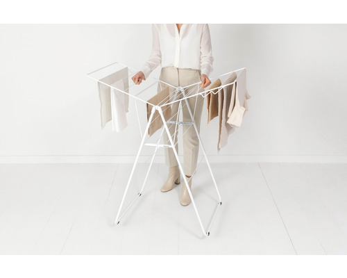 Wasrek van staal met wasgoed te drogen