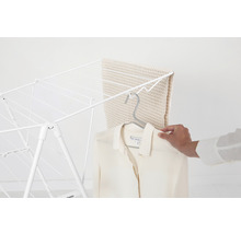 Wasrek met handdoek en overhemd eraan gehangen