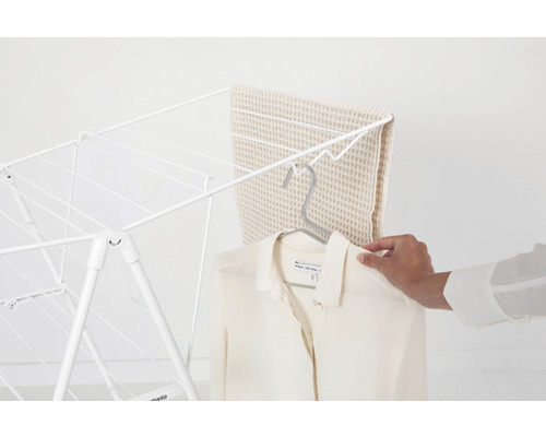 Wasrek met handdoek en overhemd eraan gehangen