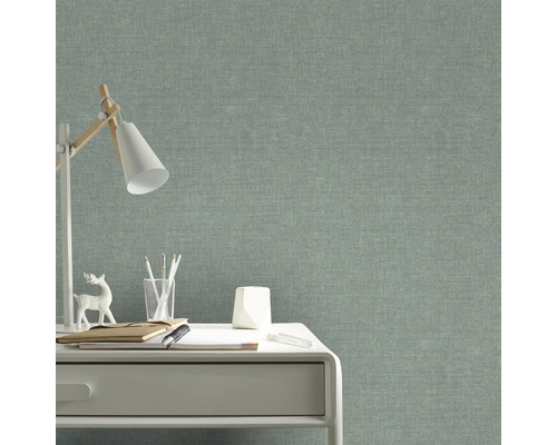 Close-up van een werkplek met een groene textielbehang op de achtergrond