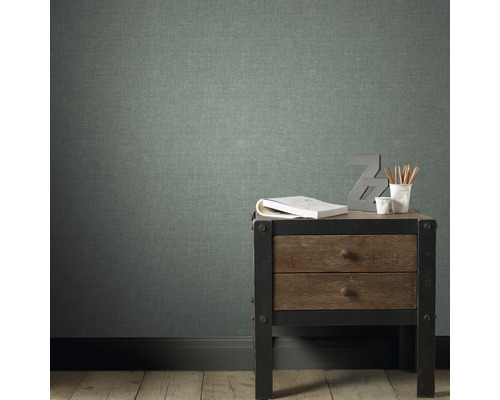 Wanddecoratie met structuurbehang boven houten vloer met nachtkastje