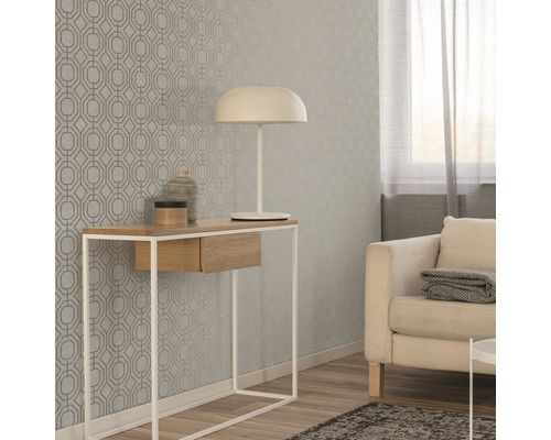 Scene van een kamer met een console, een lamp, een bank en een behang met patroon
