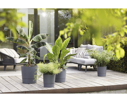 Terras met meubels en beplante bloempotten