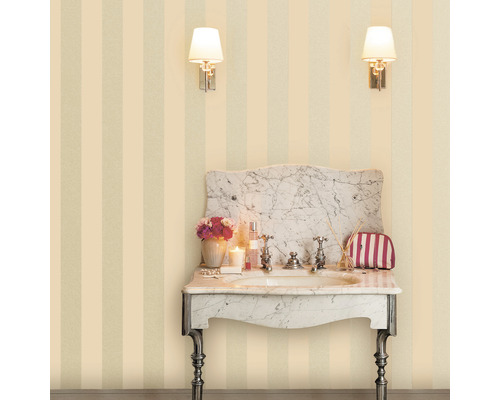 Badkamer met marmeren wastafel en gestreept behang