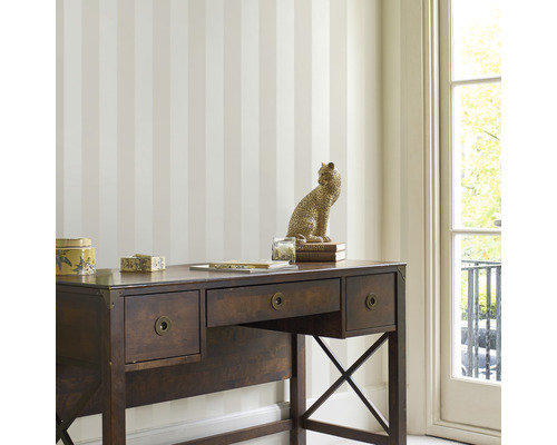 Scene met gestreept behang en bureau in de kamer.