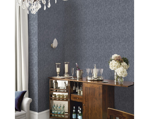 Decoratief interieur met patroonbehang, bar en kristallen kroonluchter