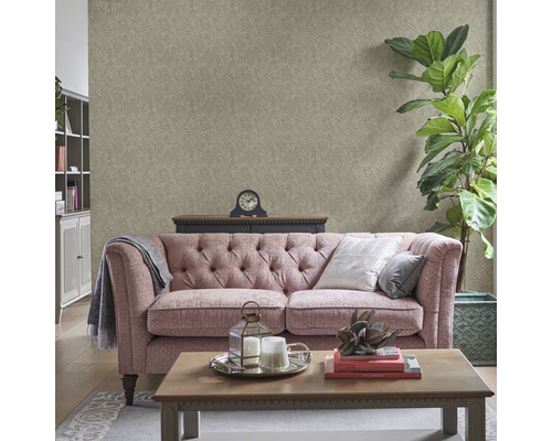 Woonkamer met patroonbehang, bank, salontafel en decoraties