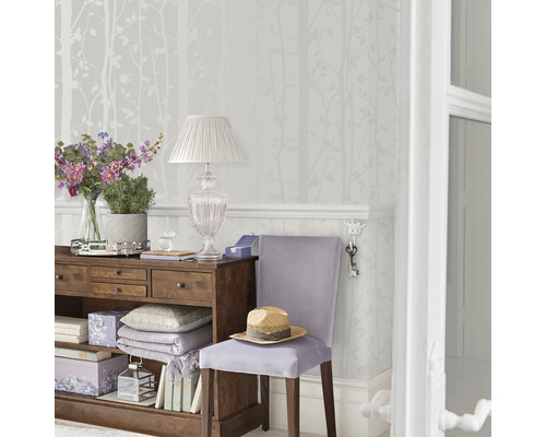 Decoratieve kamer met dressoir, lamp en behang met boommotief