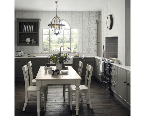 Klassieke keuken met eettafel, stoelen, hanglamp en behang met boommotief