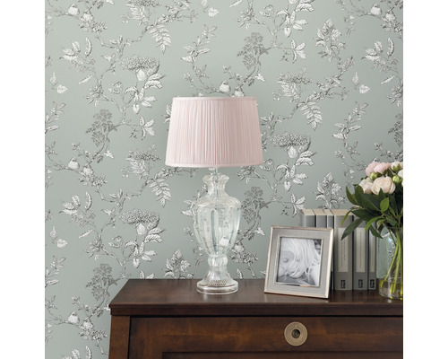 Decoratieve kamer met bloemenbehang, bedlamp, boeken en boeket