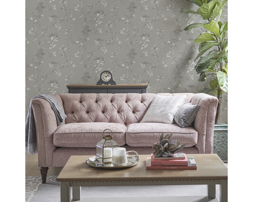 Woonkamer met bank, salontafel en decoratief behang