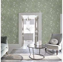 Woonkamer met bloemenbehang, fauteuil en tafel