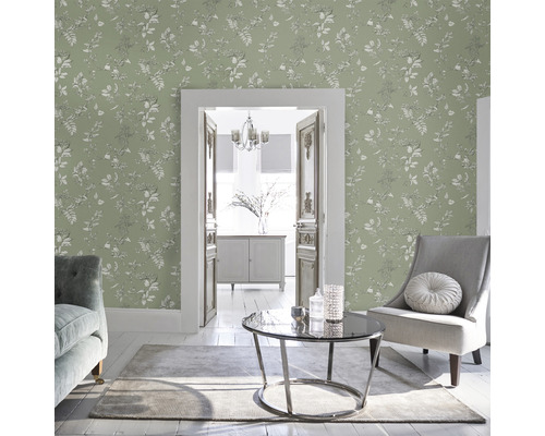 Woonkamer met bloemenbehang, fauteuil en tafel