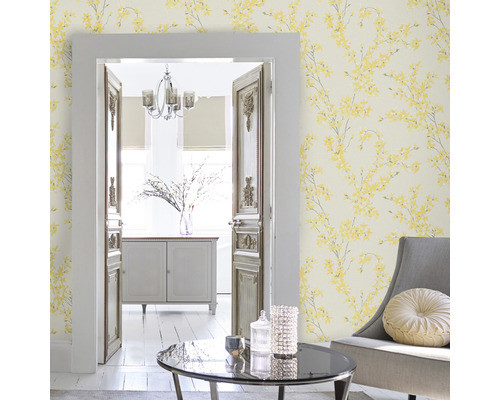 Interieur met geel bloemenbehang, deurkozijn en meubels