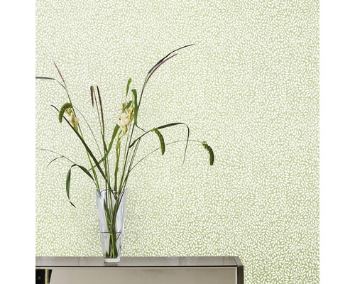 Close-up van een muur met bloemenbehang en een vaas met bloemen