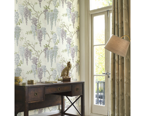 Kamer met bureau, decoratief behang met blauweregenpatroon en gordijnen