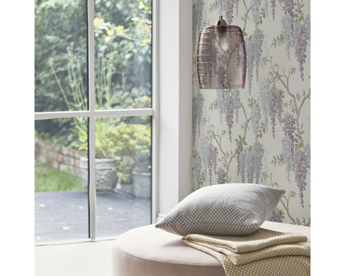 Kamer met raam, bloemenbehang, lamp, kussen en kruk