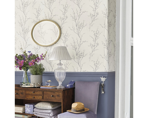 Decoratief interieur met behang met motief, spiegel en commode