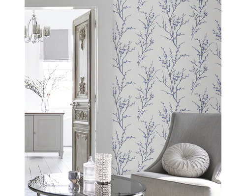 Woonkamer met bloemenbehang, fauteuil en tafel