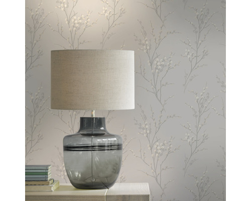 Scene met tafellamp en behang met bloemmotief