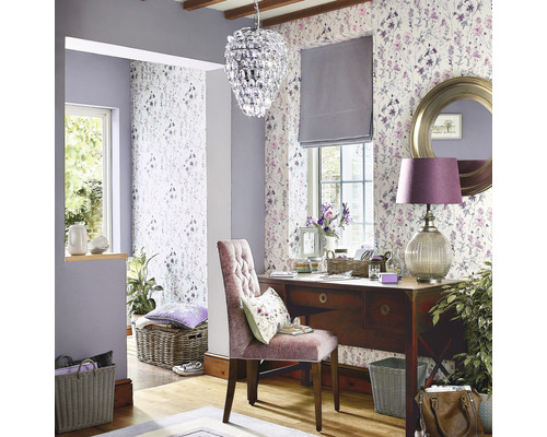 Lichte studeerkamer met bureau, stoel en bloemetjesbehang