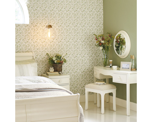 Slaapkamer met bed, nachtkastje en kaptafel in een lichte en georganiseerde stijl.