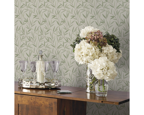 Kamerzicht met bloemenbehang, tafel en decoratie