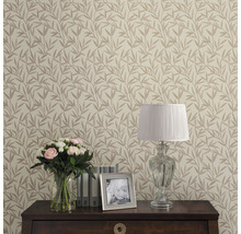 Kameroverzicht met bloemenbehang, tafellamp en decoratie