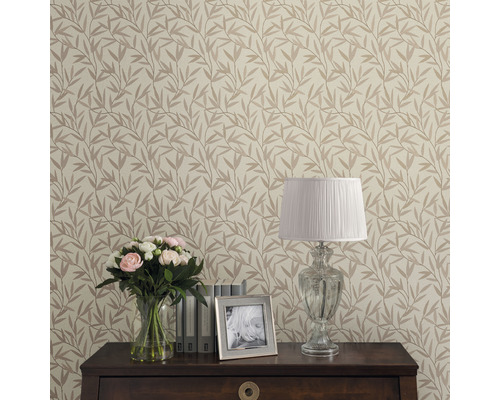 Kameroverzicht met bloemenbehang, tafellamp en decoratie