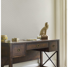 Detail van een werkkamer met bureau en behang met motief