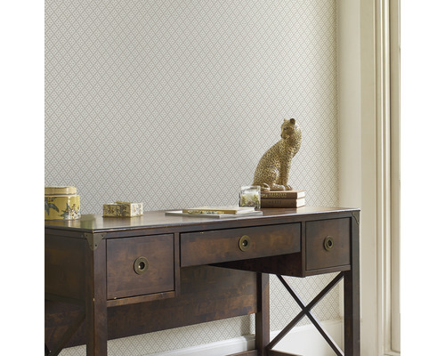 Detail van een werkkamer met bureau en behang met motief