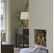 Woonkamer met behang met bloemmotief, console, decoratie en brandhout