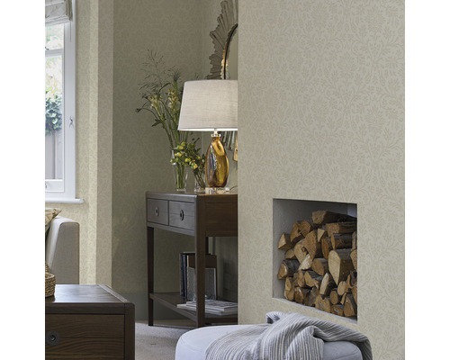 Woonkamer met behang met bloemmotief, console, decoratie en brandhout