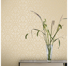 Wand met bloemenbehang en vaas
